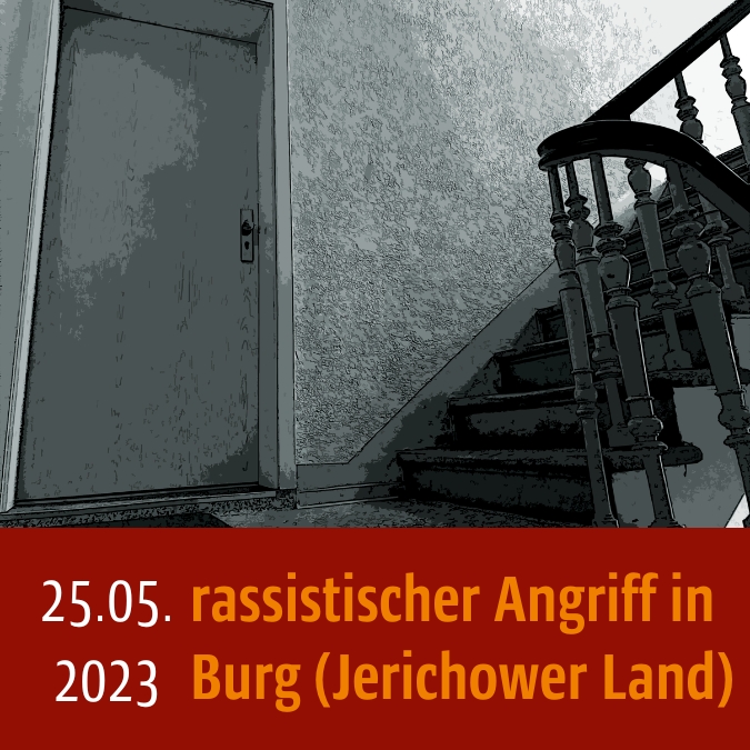 Vor einer Wohnungstür auf dem Treppenflur. Bild ist in Schwarz-Weiß. Unten steht: "25.05.2023, rassistischer Angriff in Burg"