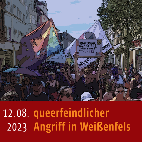 Menschen auf dem CSD Burgenlandkreis mit Regenbogenflagge und einem Schild: "Ich habe mir nicht ausgesucht Schwul zu sein, ich hatte nur GLÜCK!" Unter dem Bild steht: "queerfeindlicher Angriff in Weißenfels am 12.08.2023"